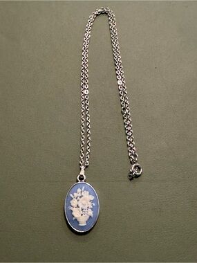 Sarah Coventry Blue and White Floral Cameo Pendant Necklace 1968-1974